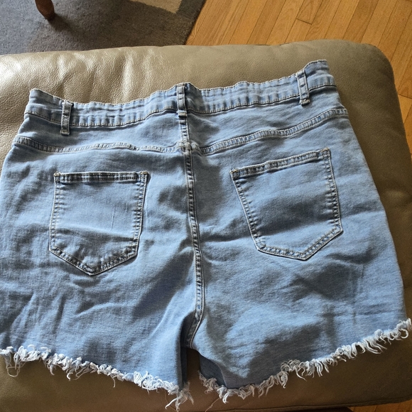 Women's Plus Size Stretchy Denim Shorts High Waisted Jean Shorts - Picture 2 of 3